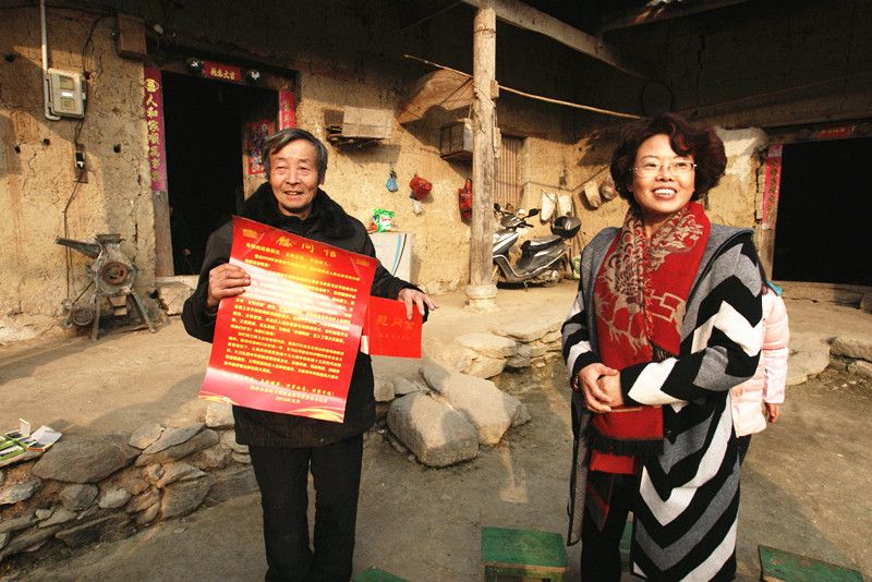 省文明办综合处处长胡纪美慰问我县“陕西好人”师玉贵